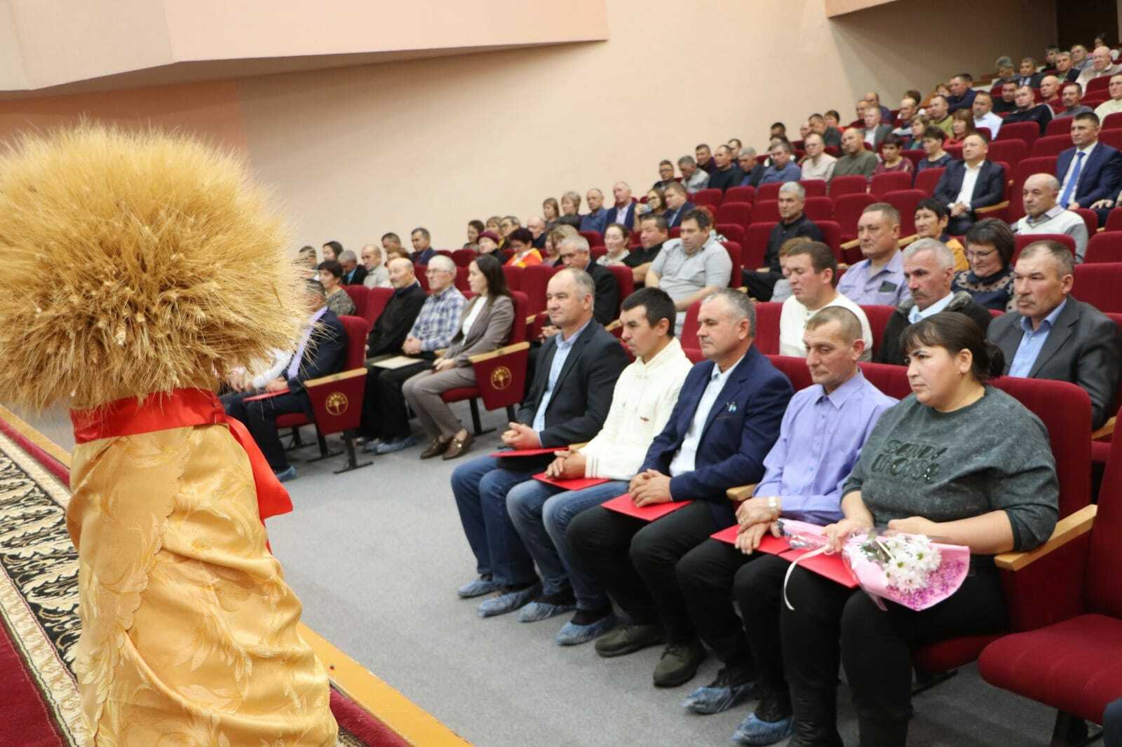 Авыл хуҗалыгы хезмәткәрләре данланды