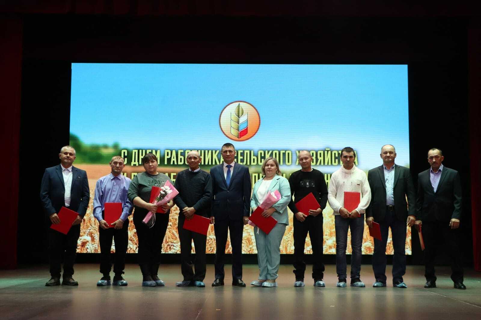 Авыл хуҗалыгы хезмәткәрләре данланды