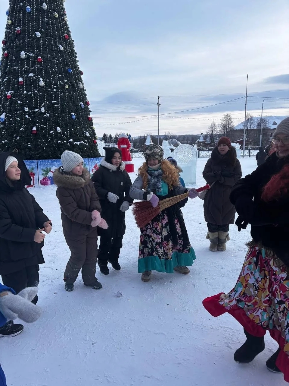 Балаларга могҗизалы бәйрәм бүләк иттеләр