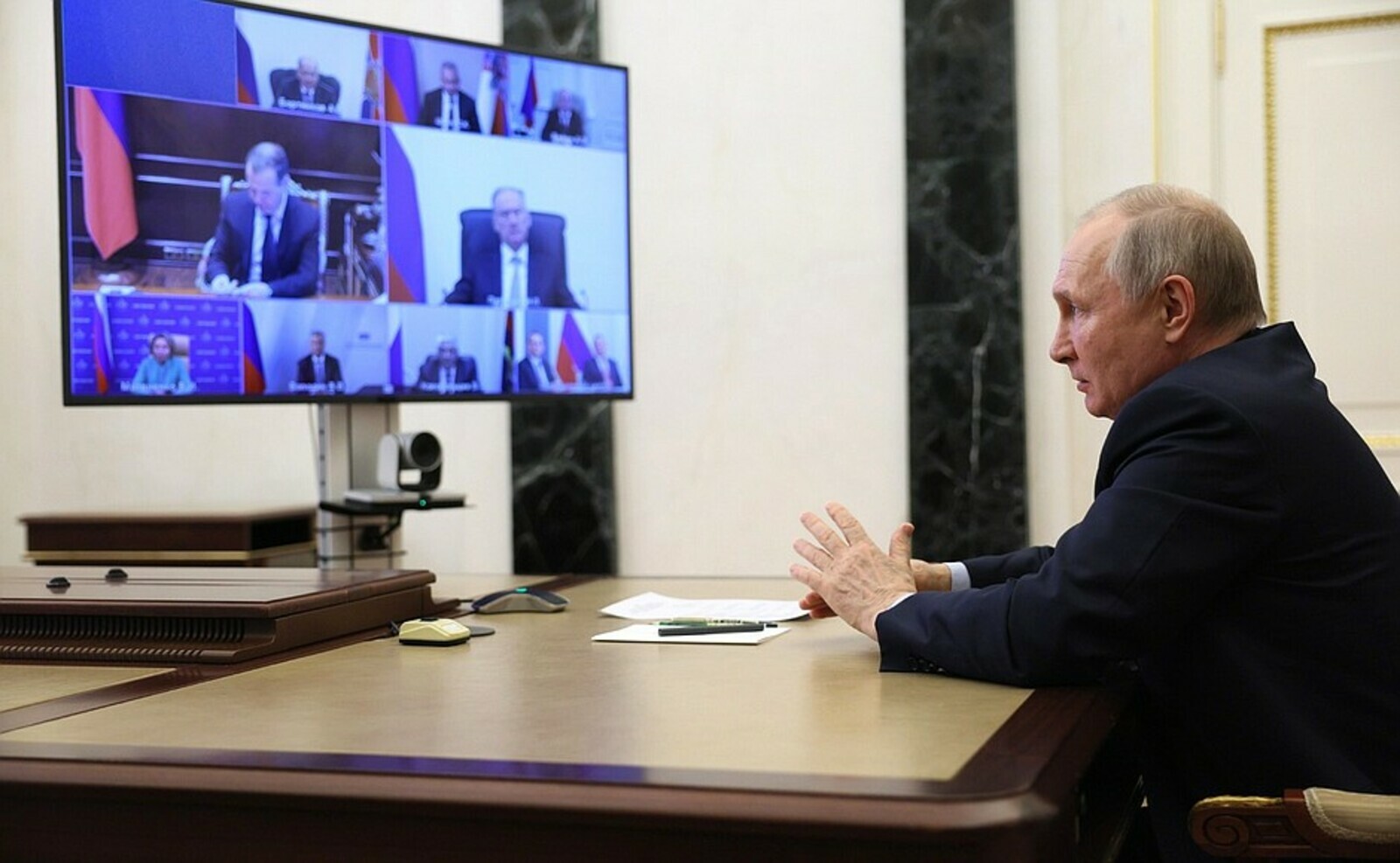 Владимир Путин в режиме видеоконференции провёл оперативное совещание с постоянными членами Совета