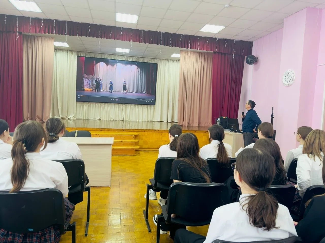 Яшь артистлар белән осталык серләре белән бүлешеп