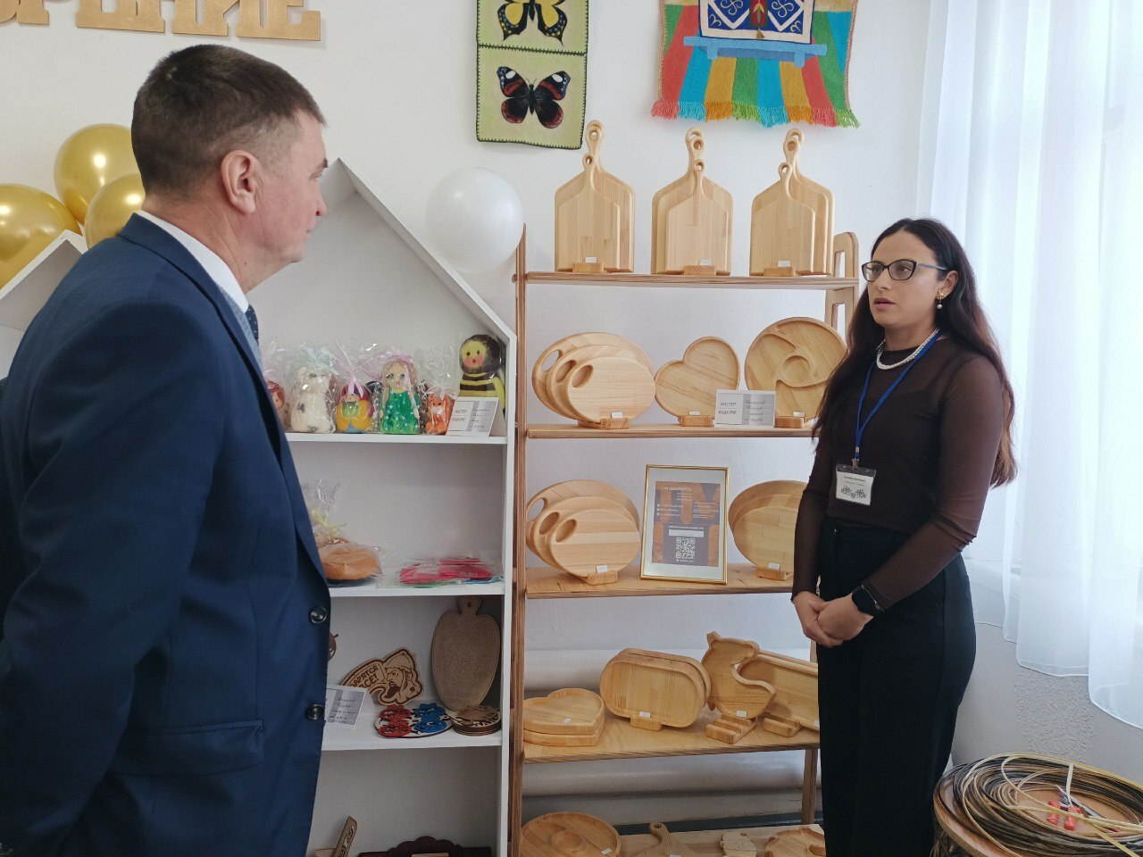 Оста куллар бер урында җыелды Алар үз куллары белән тылсым тудыра