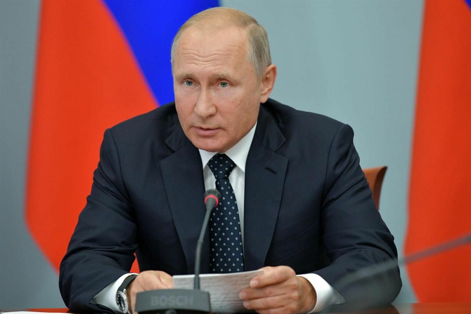 Риски влияния санкций на экономику могут возрасти, заявил Путин