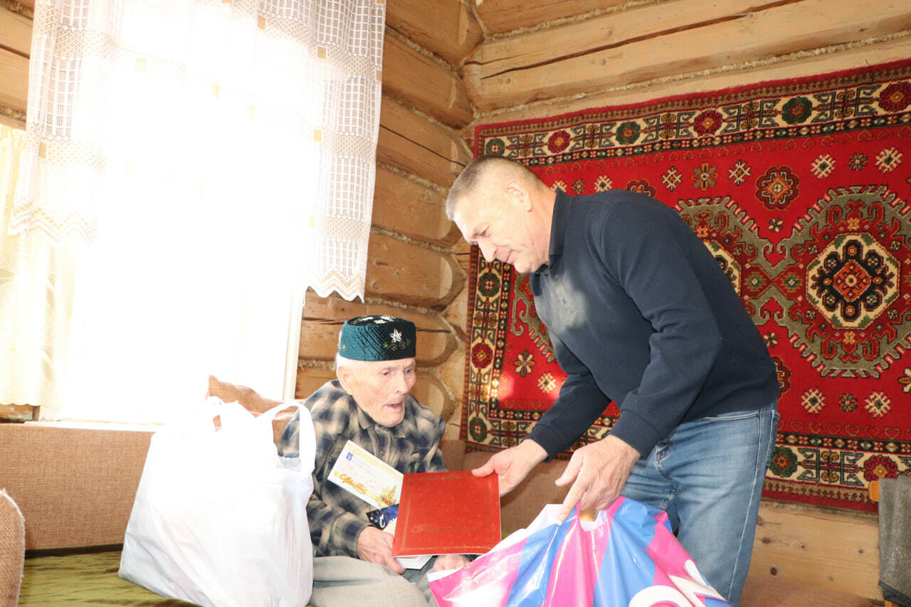 Ветеранны якынлашып килүче Яңа ел белән котладылар