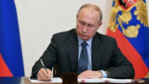 Президент Путин подписал указ об обслуживании детей-инвалидов в кафе и поликлиниках вне очереди