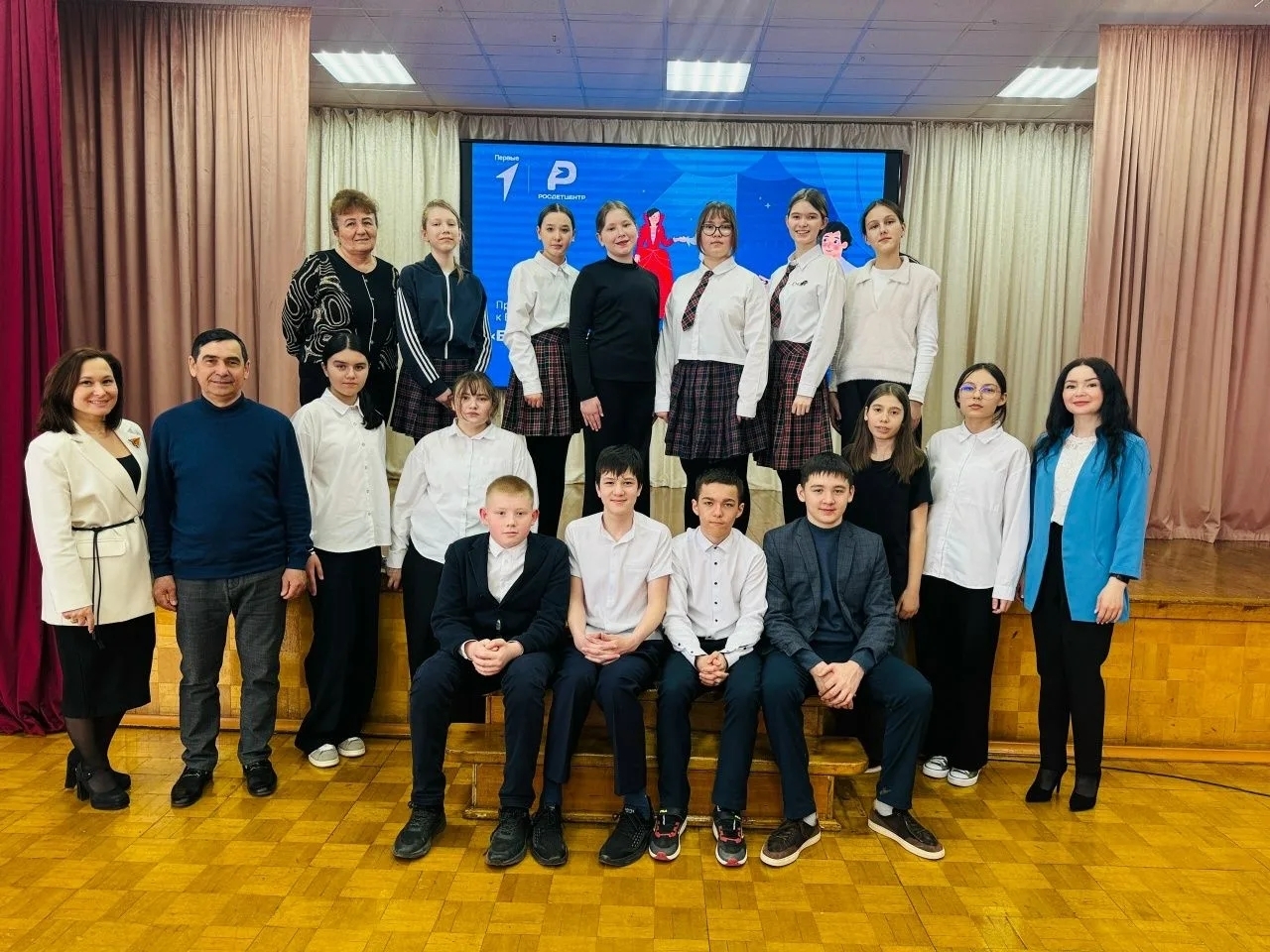 Яшь артистлар белән осталык серләре белән бүлешеп