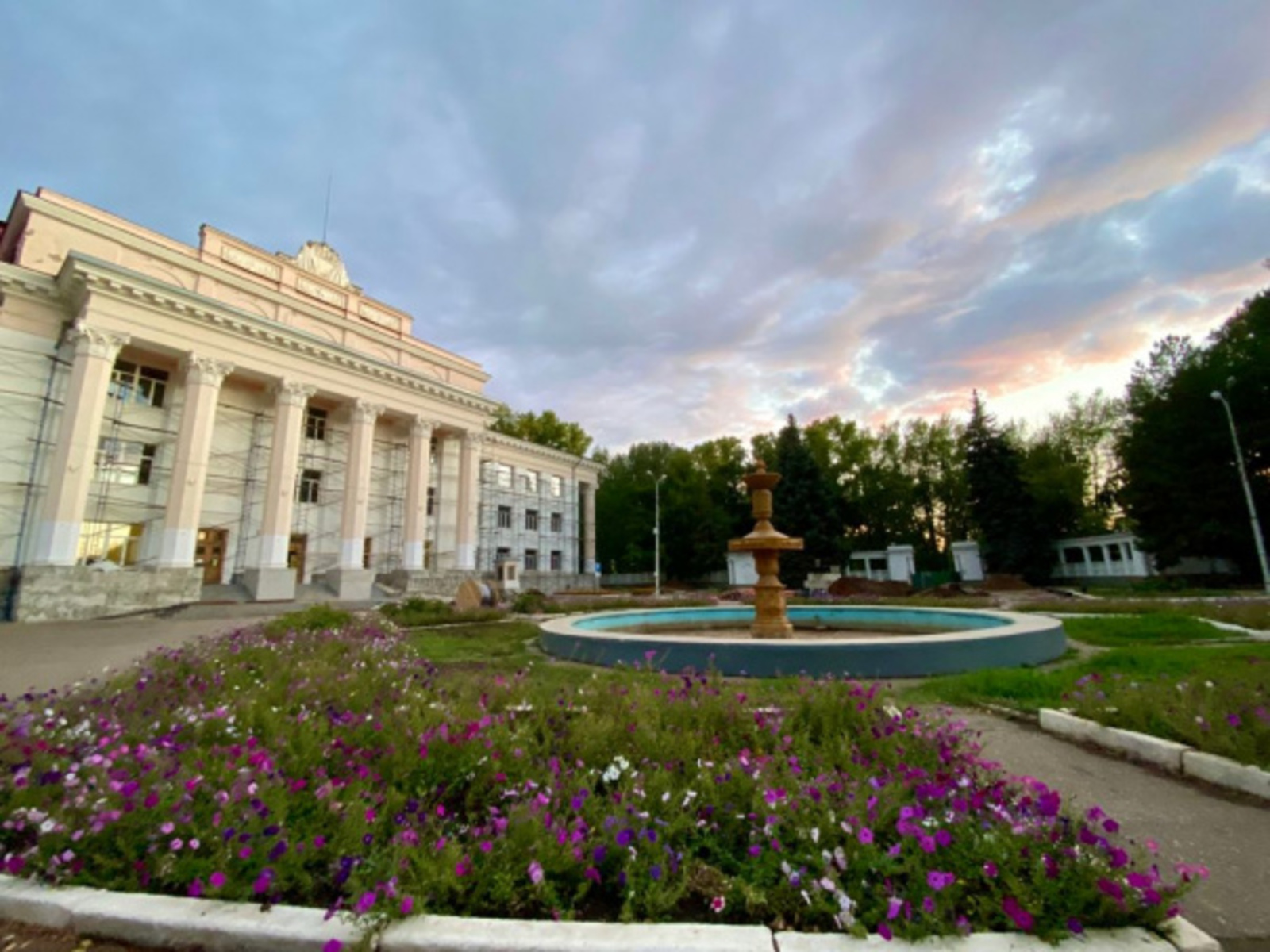 Радий Хабиров посетил Октябрьский музыкальный колледж, который отремонтируют в 2022 году