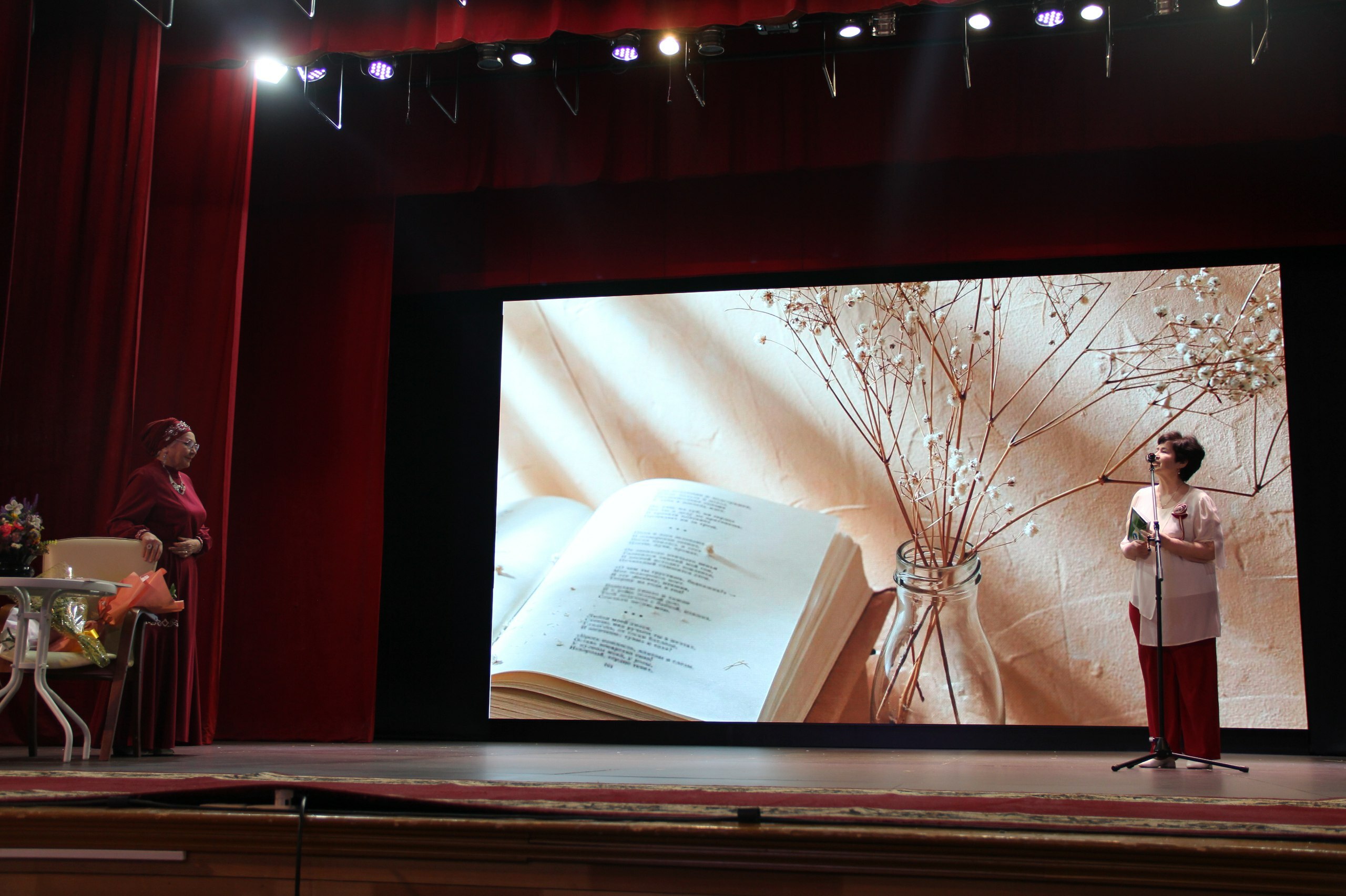 Күңел серләрен шигырь юлларына салып...