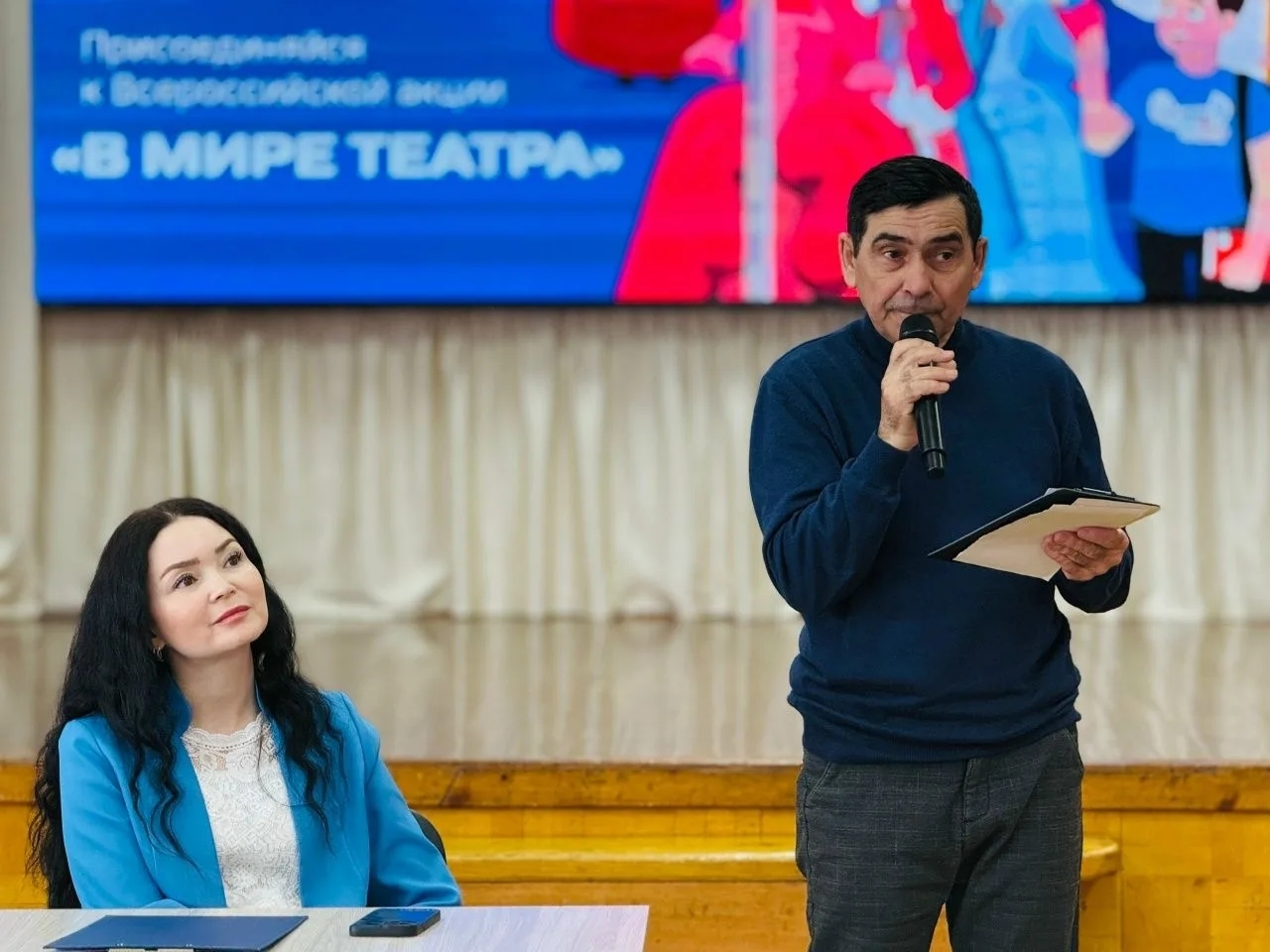 Яшь артистлар белән осталык серләре белән бүлешеп