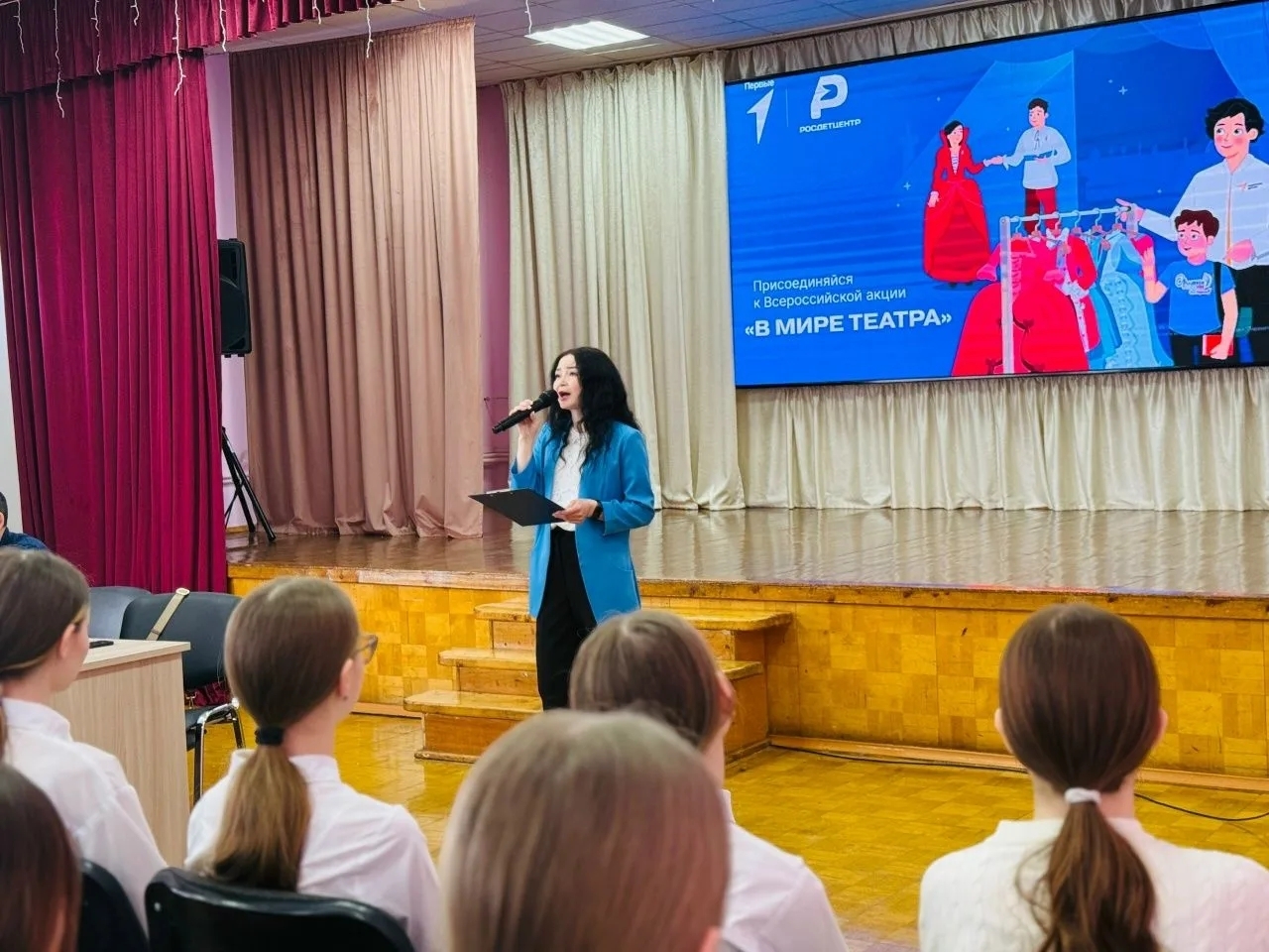 Яшь артистлар белән осталык серләре белән бүлешеп