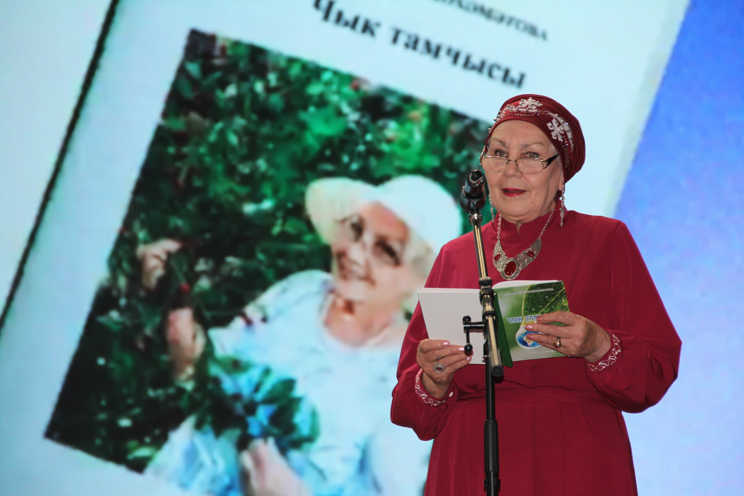 Күңел серләрен шигырь юлларына салып...