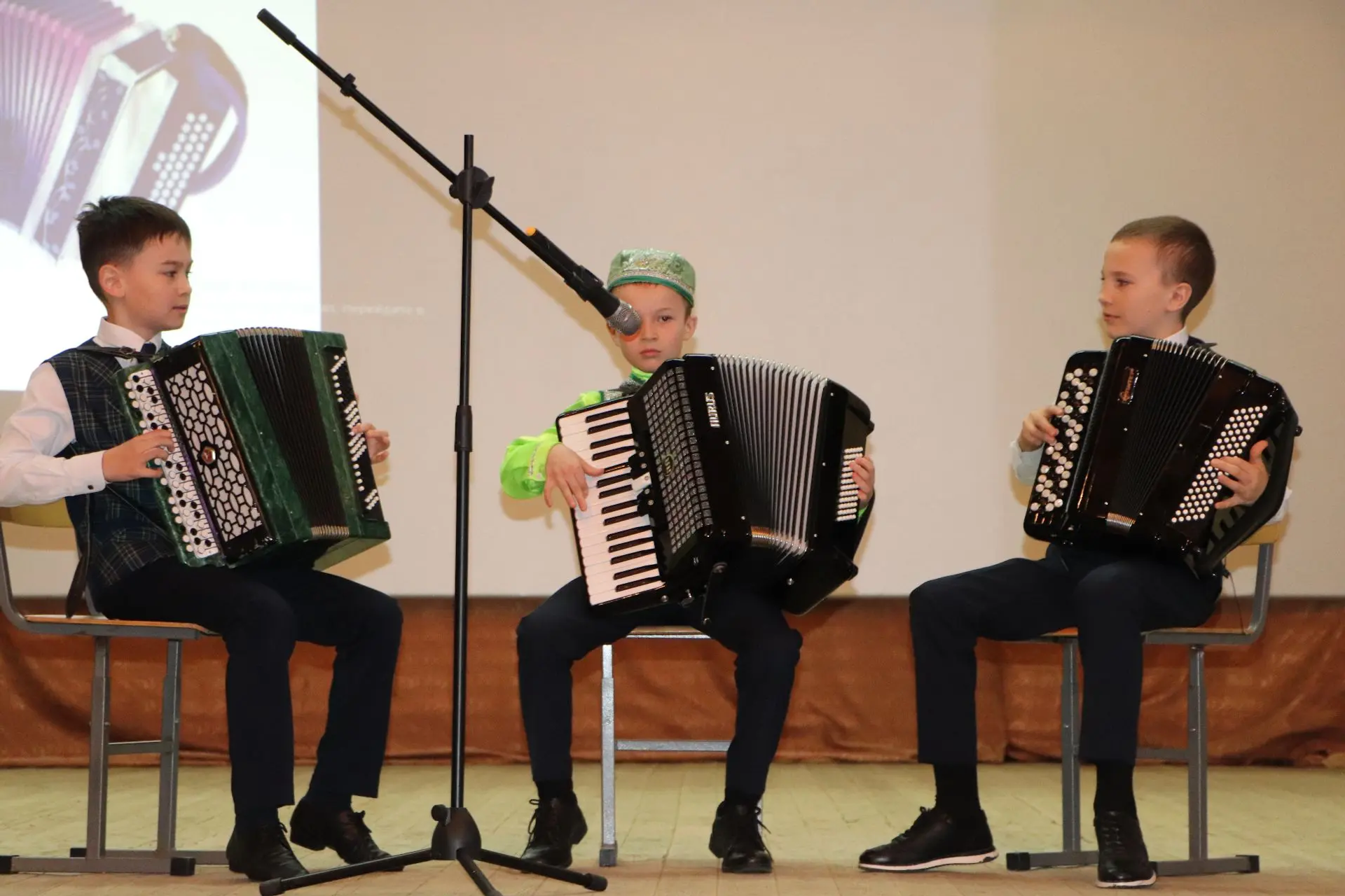 Яшь гармунчылар өздерде генә!