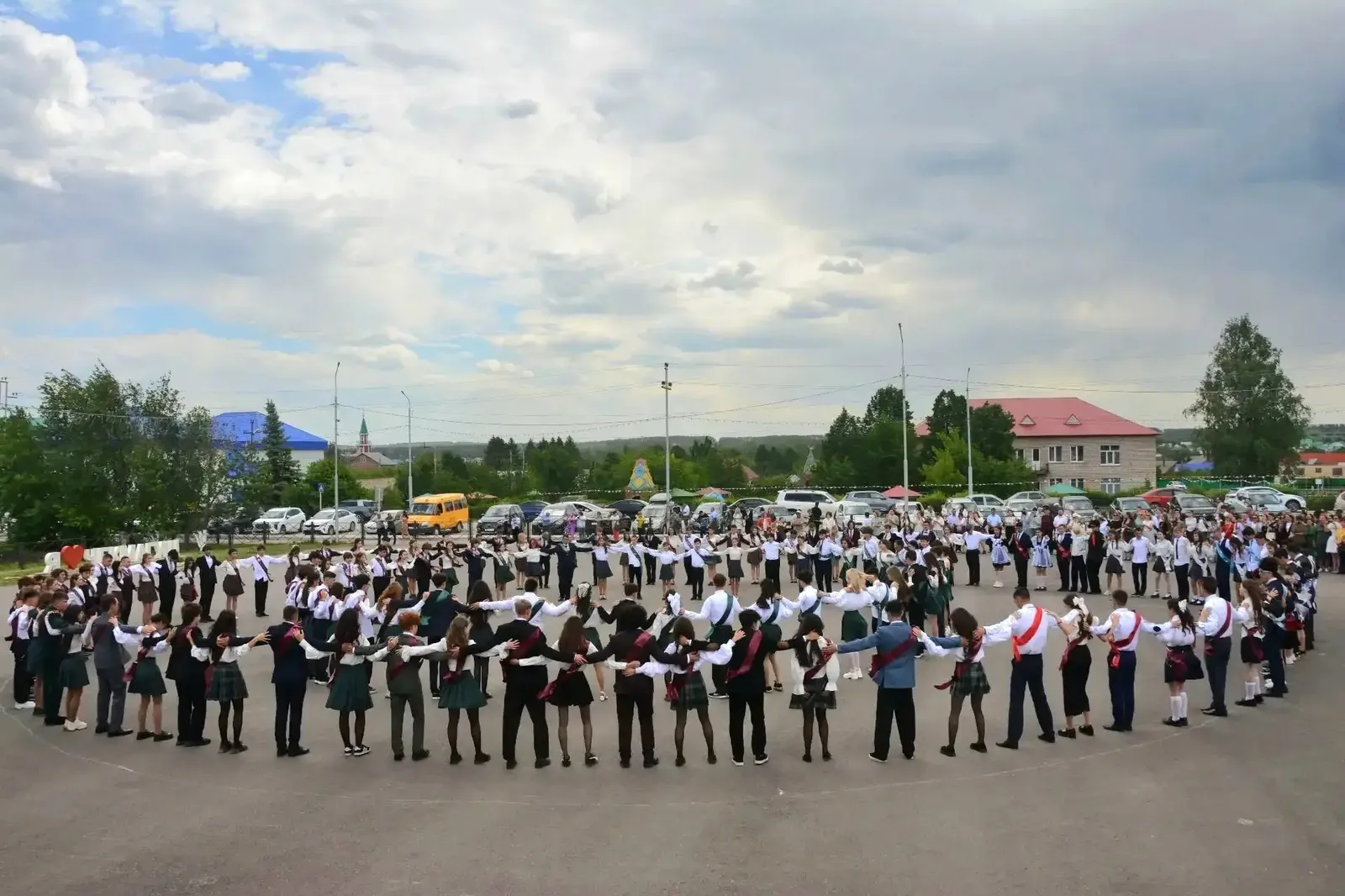 "Язгы вальс" моңнарына кушылып