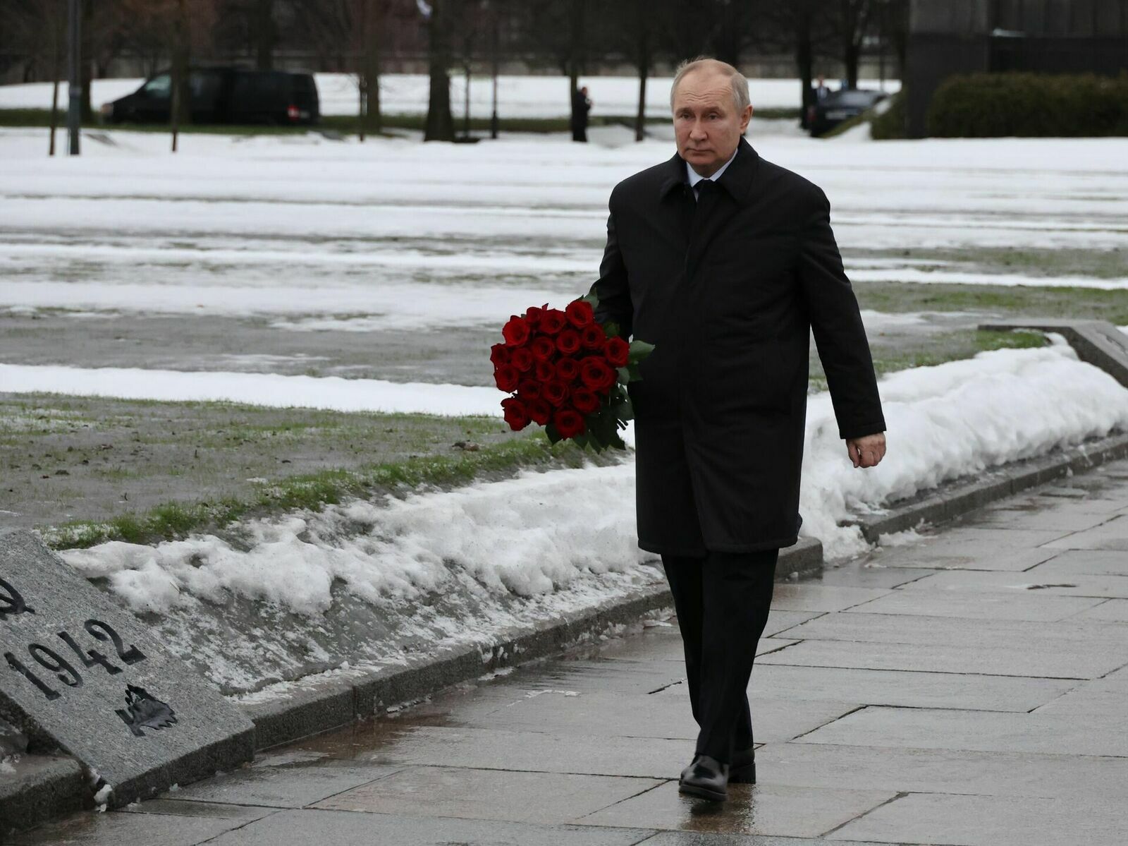 Путин возложил венок к монументу "Мать-Родина" в Петербурге