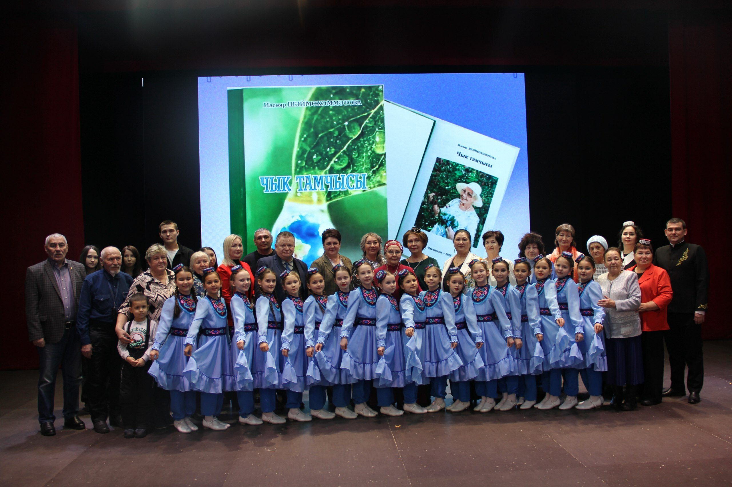 Күңел серләрен шигырь юлларына салып...