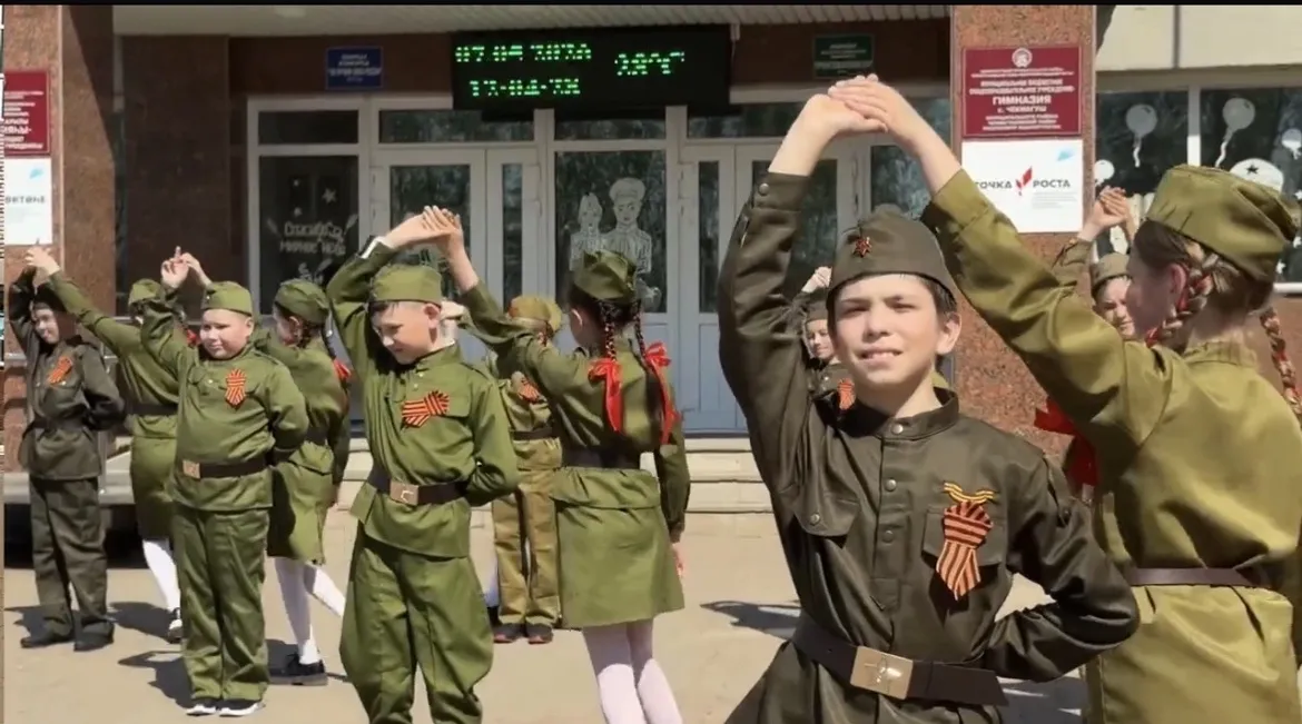 Гимназистлар «Җиңү вальсы " акциясенә кушылды