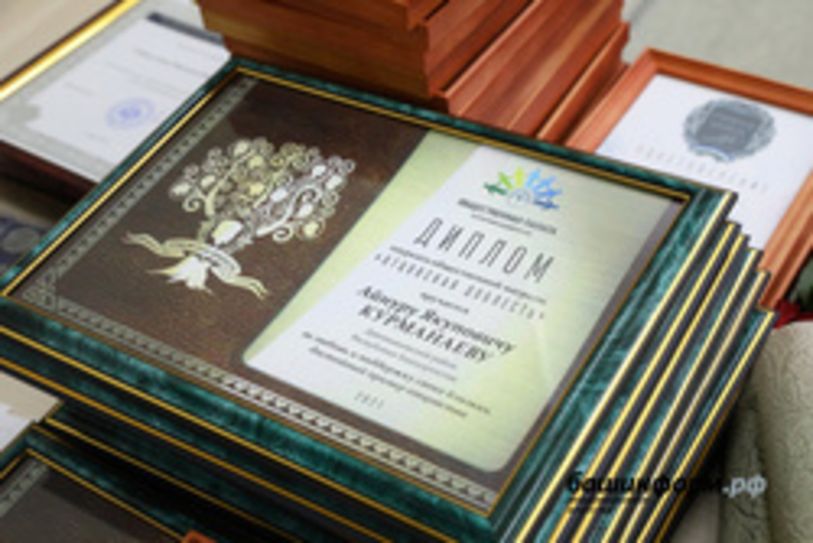 В Уфе в канун Дня отца чествовали лауреатов общественной награды «Отцовская доблесть»