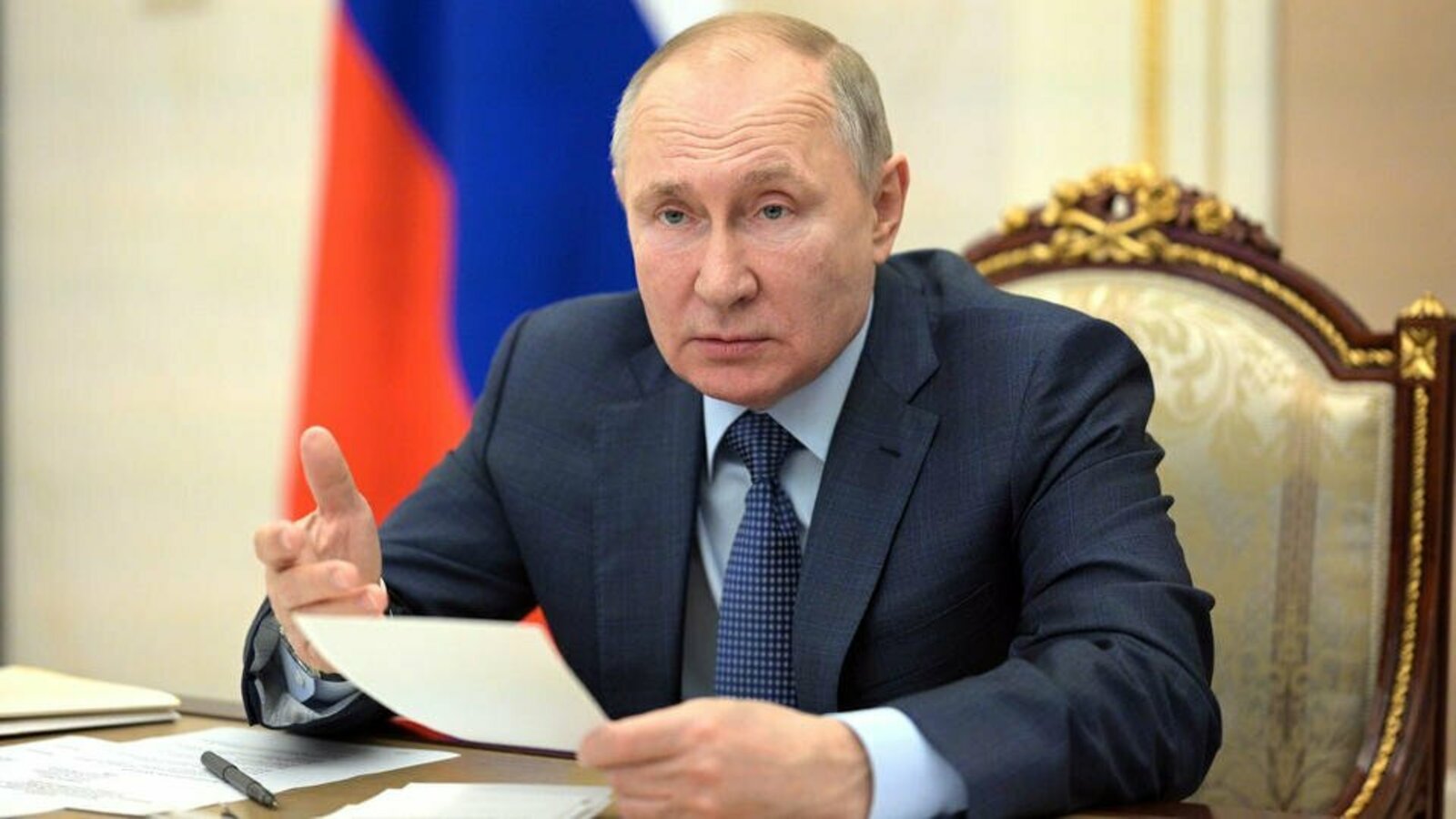 Путин поручил "найти золотую середину" по подключению сотовых станций