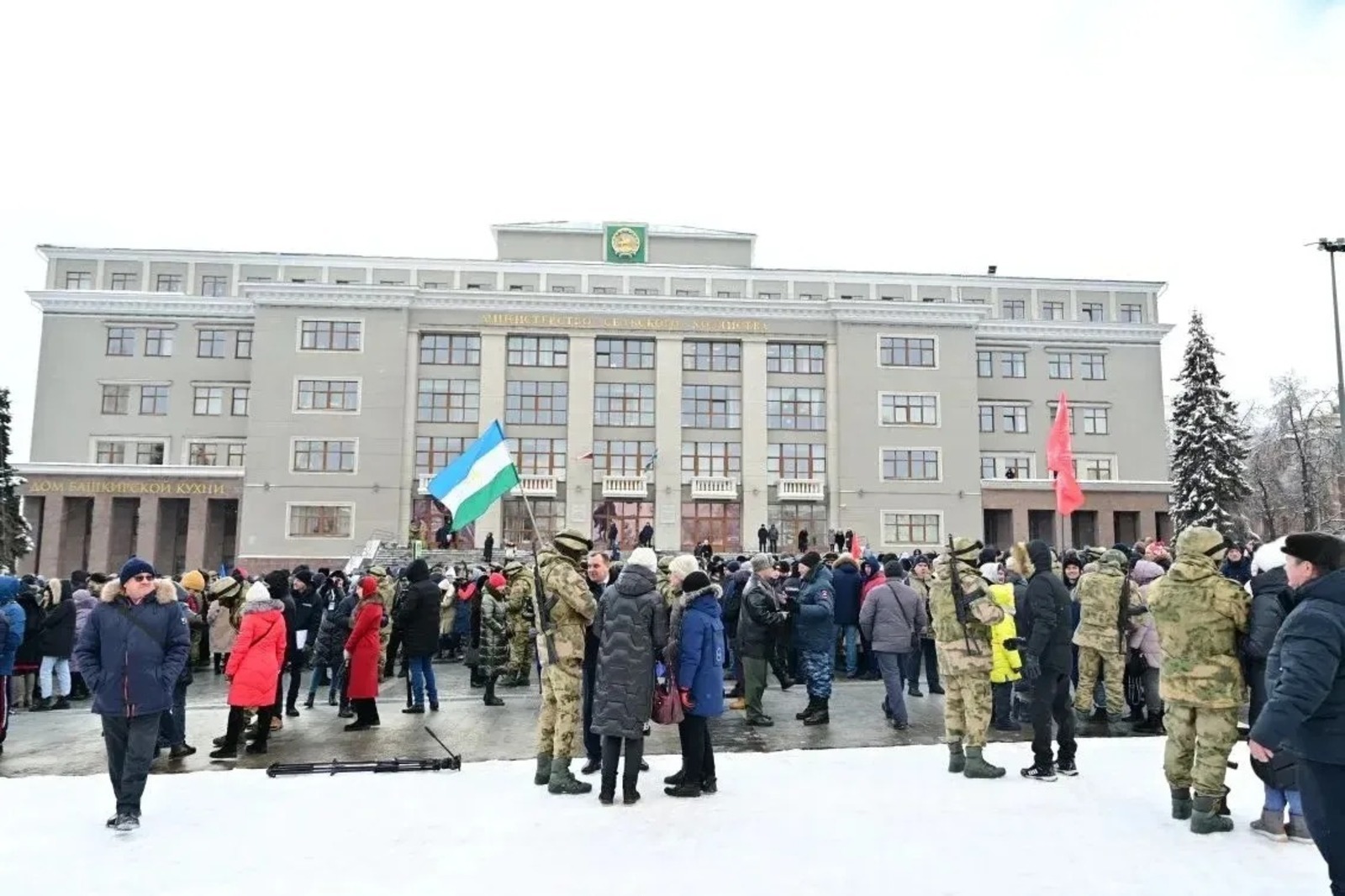 Радий Хабиров поздравил с Днем государственного флага Башкортостана