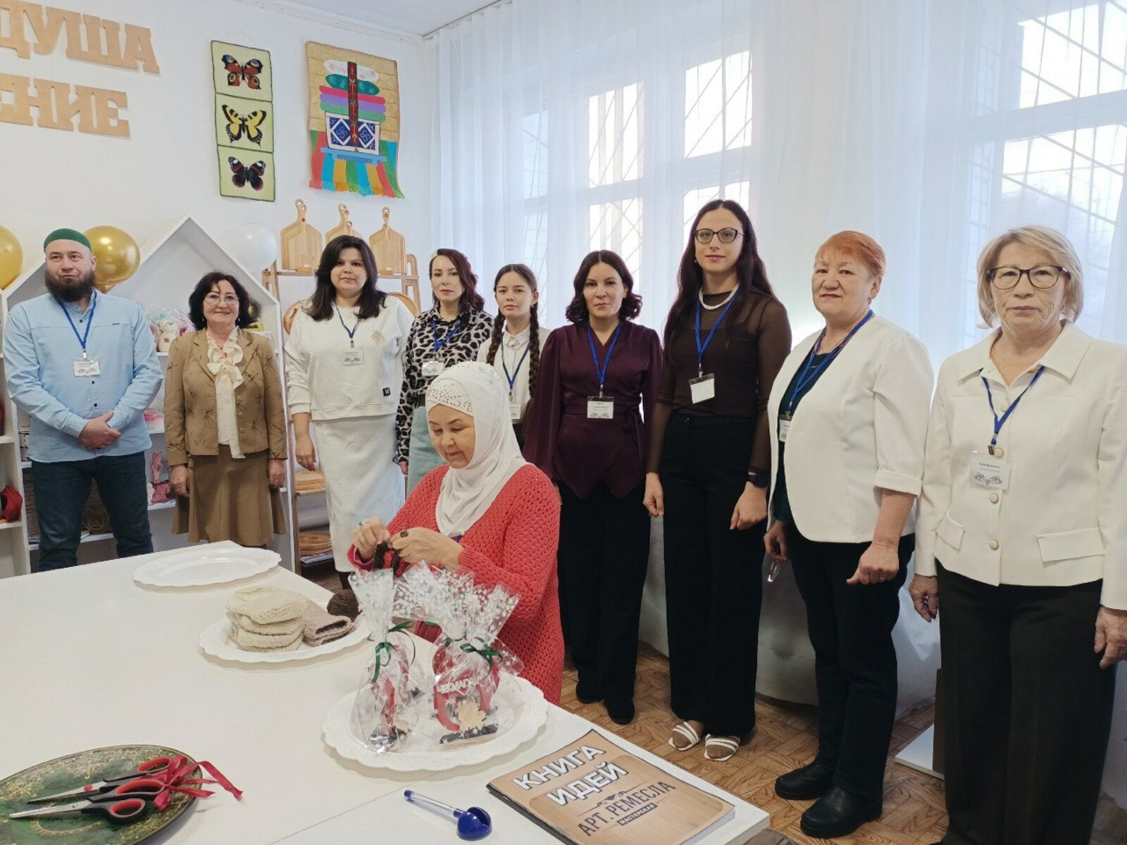 Оста куллар бер урында җыелды Алар үз куллары белән тылсым тудыра