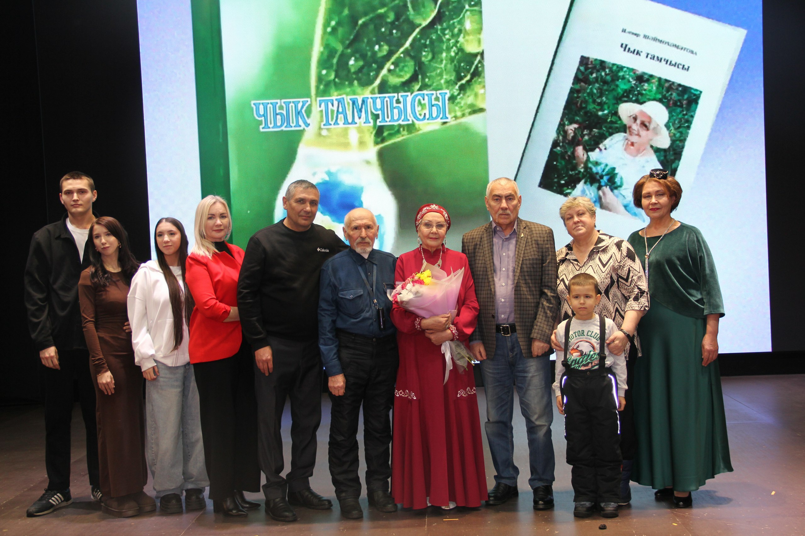 Күңел серләрен шигырь юлларына салып...