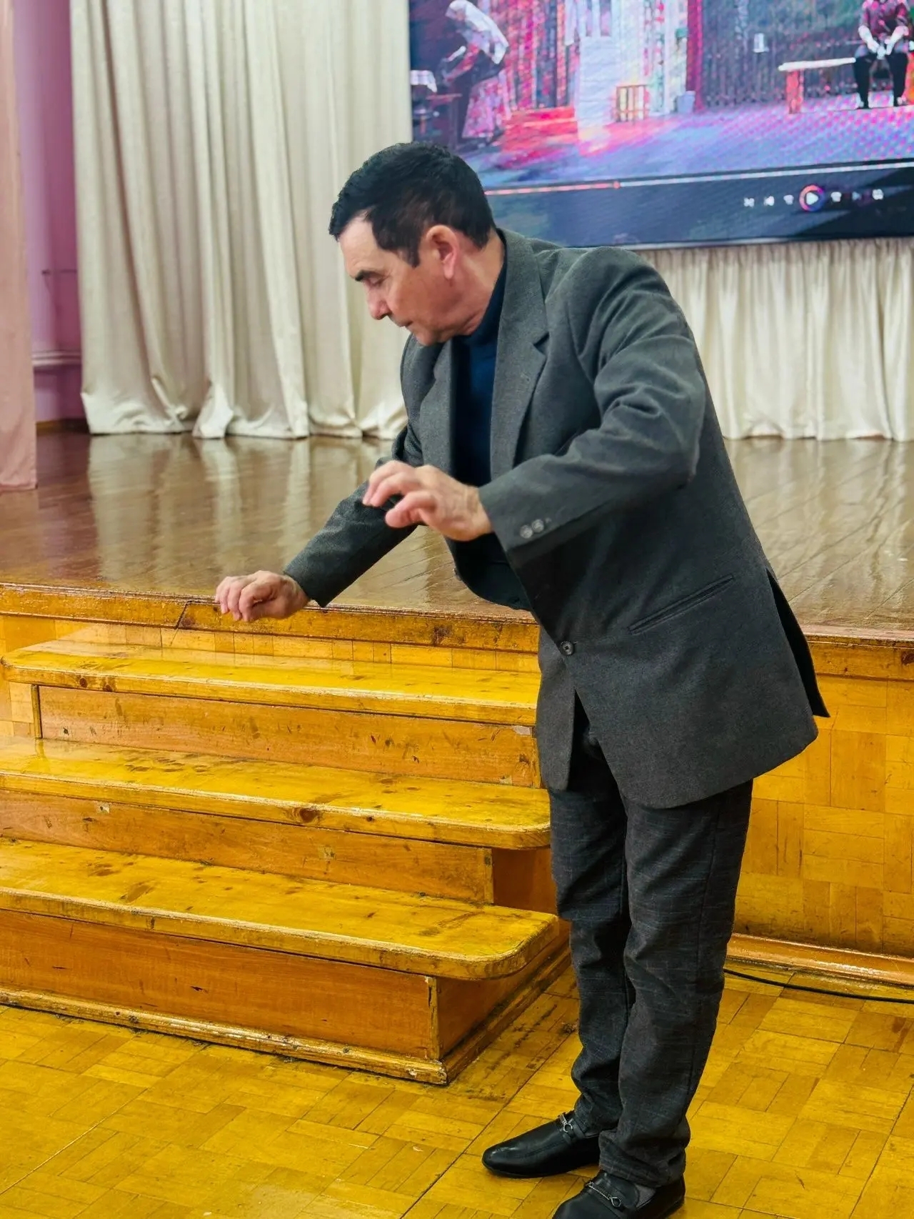 Яшь артистлар белән осталык серләре белән бүлешеп