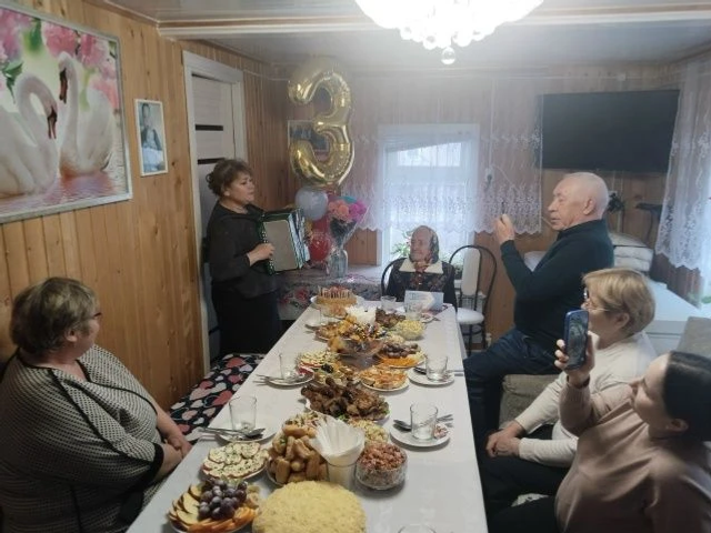 90 яшьлек юбилее белән тәбрикләделәр