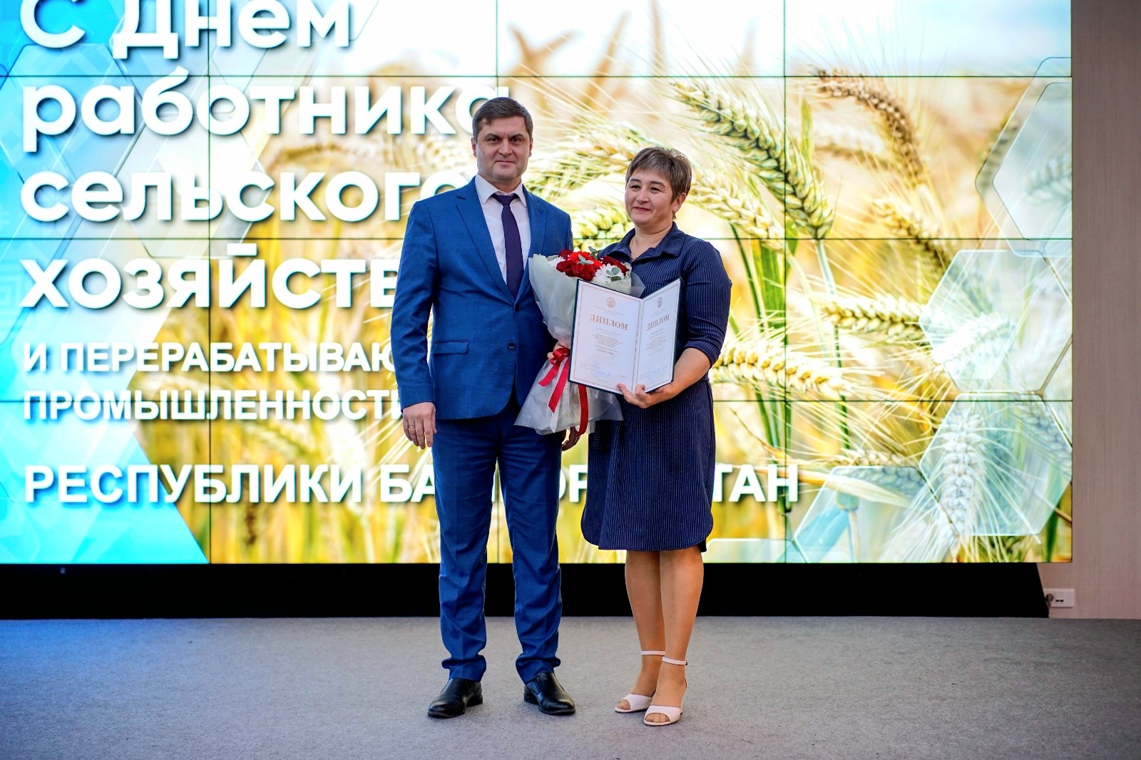 Хезмәтләренә күрә – олы  хөрмәт