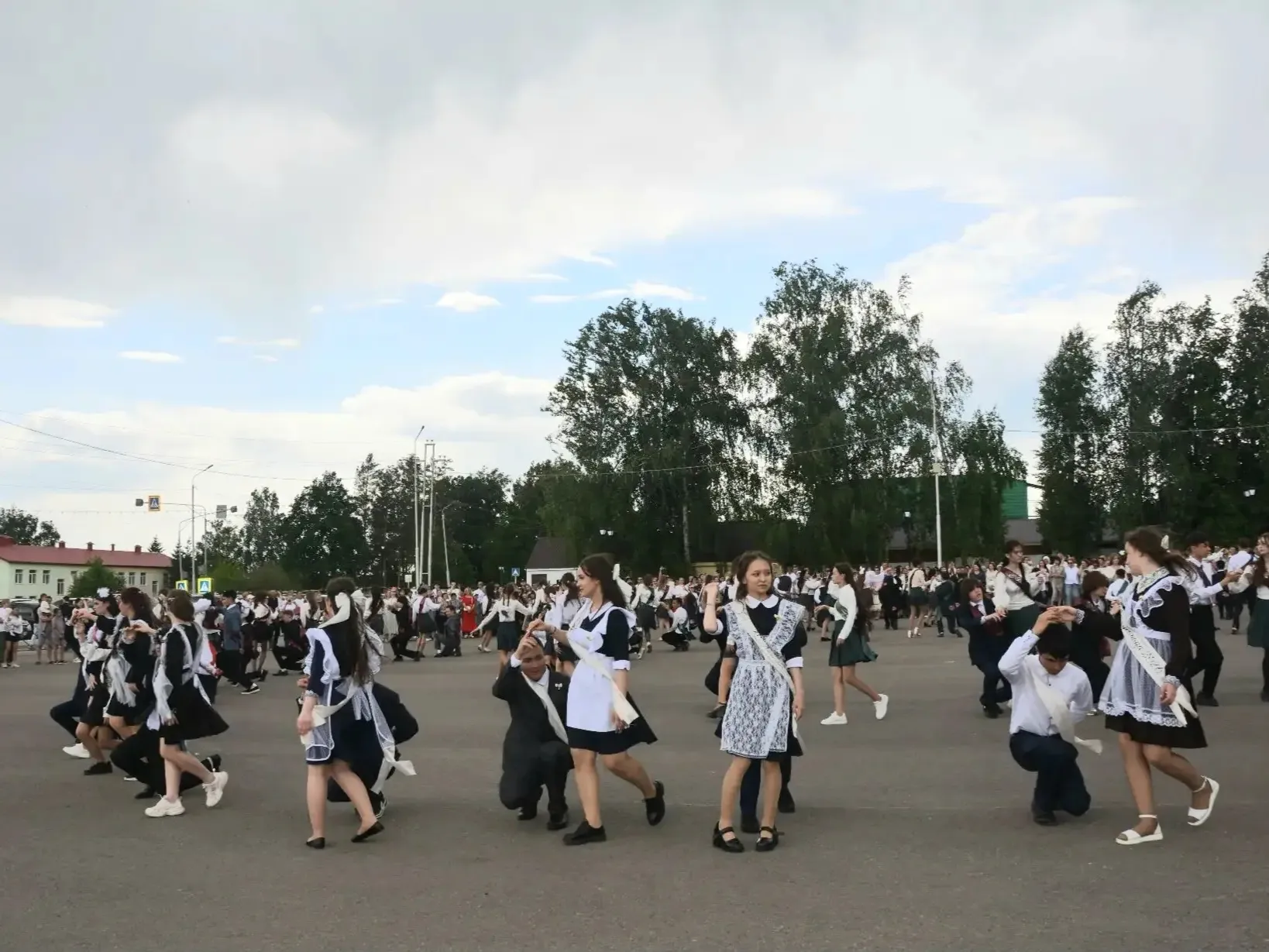 "Язгы вальс" моңнарына кушылып