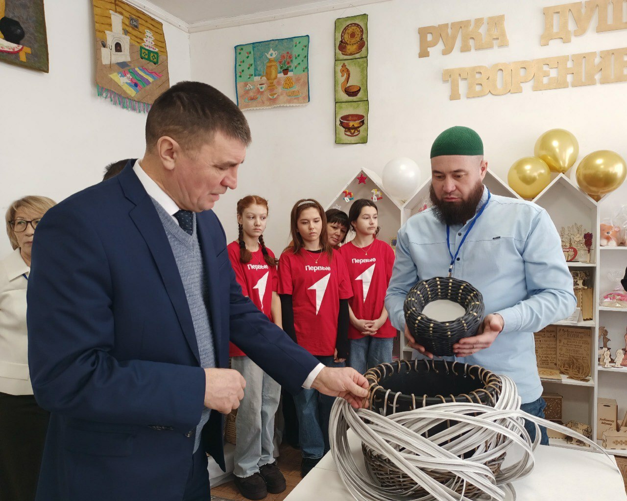 Оста куллар бер урында җыелды Алар үз куллары белән тылсым тудыра