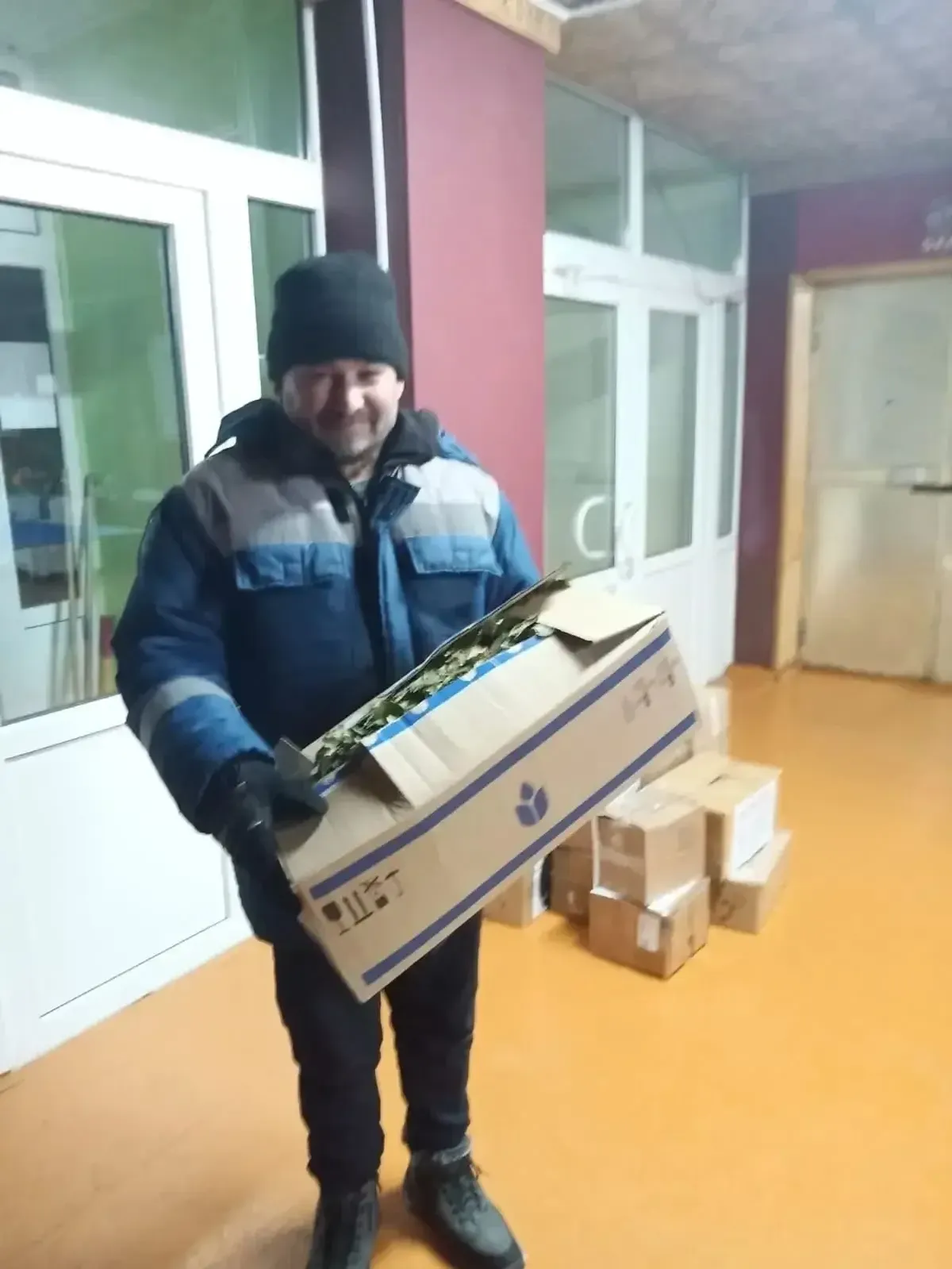 Беркем дә читтә калмый