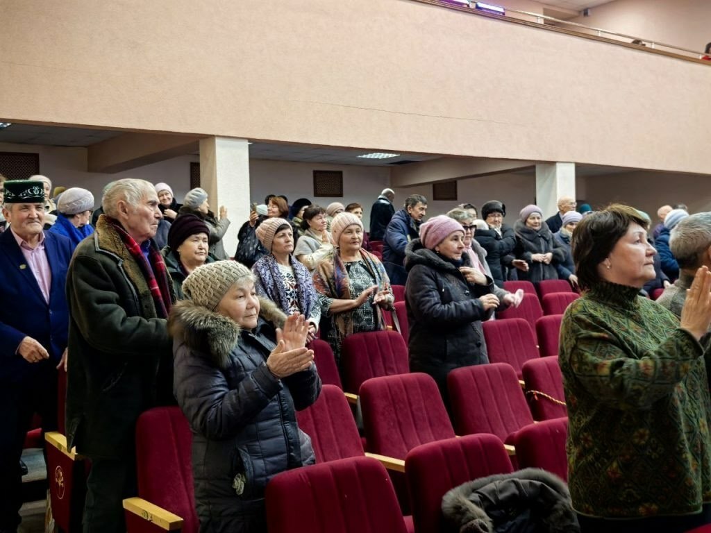 Күңел серләрен шигырь юлларына салып...