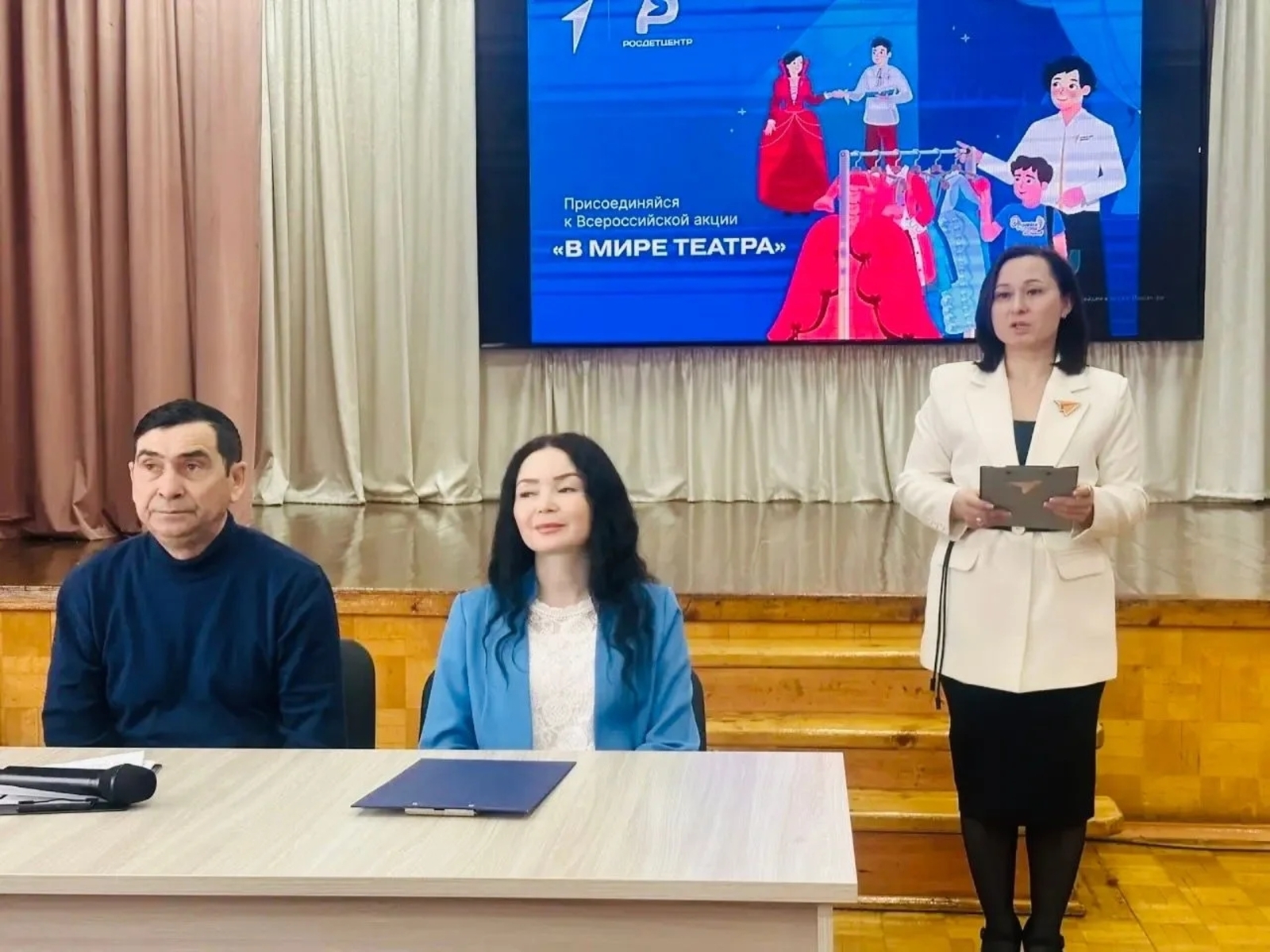 Яшь артистлар белән осталык серләре белән бүлешеп