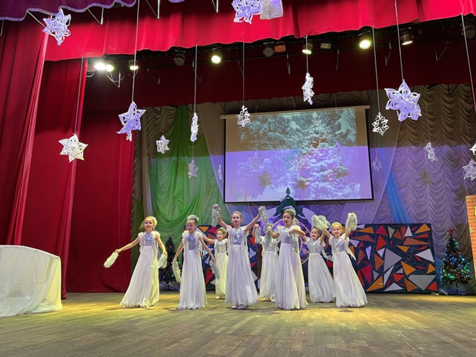 Новогодний утренник для детей «Новый год стучится в дверь» в Районном Доме культуры села Чекмагуш Республики Башкортостан