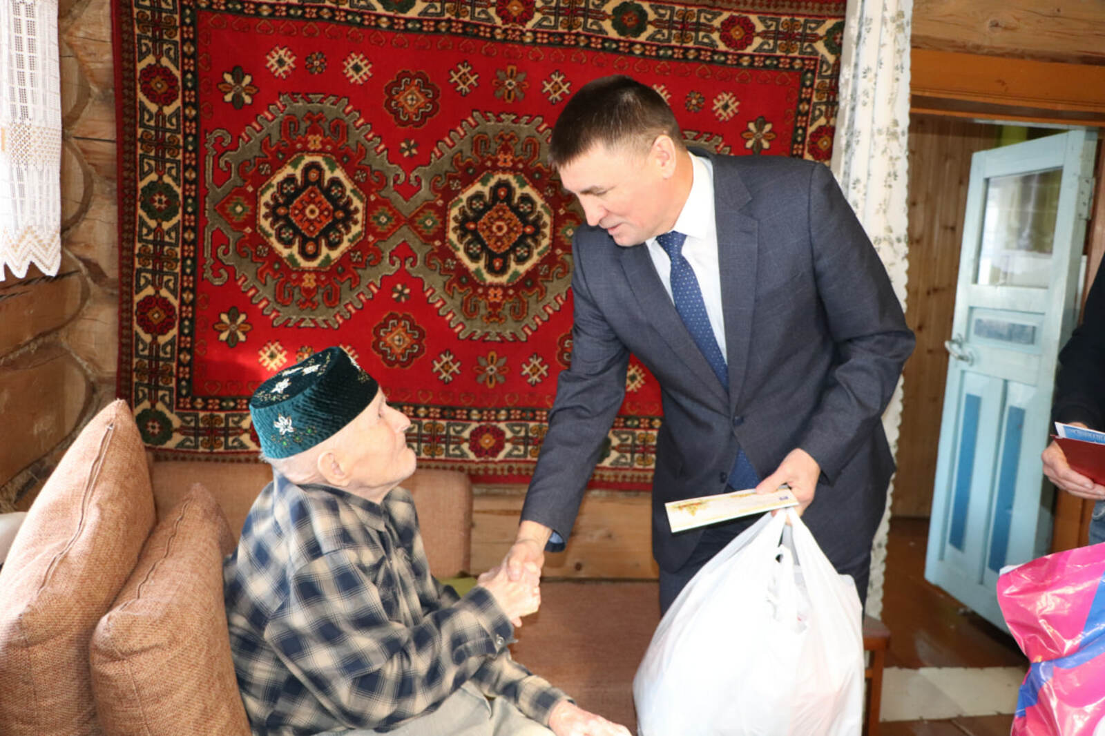 Ветеранны якынлашып килүче Яңа ел белән котладылар