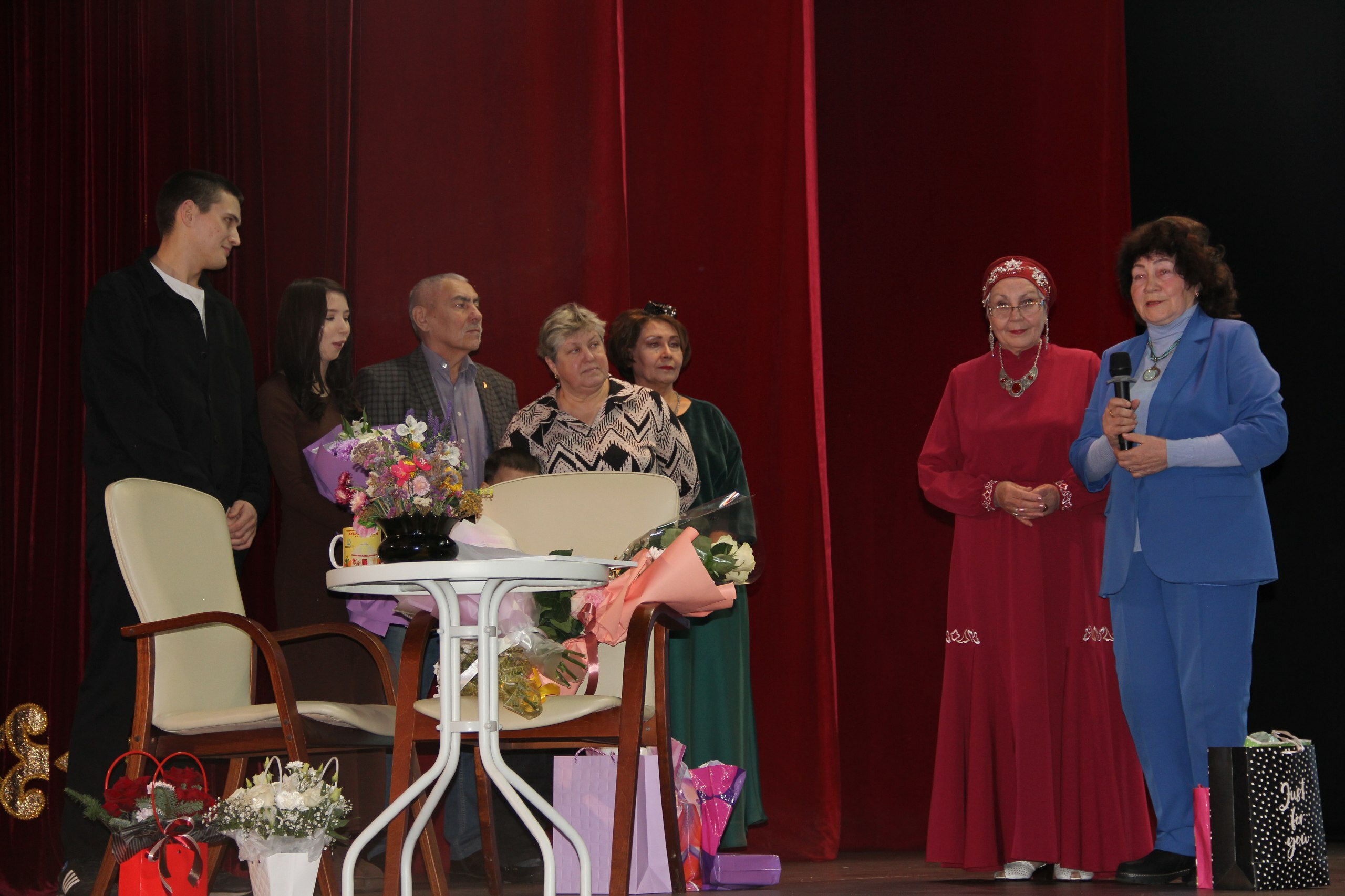 Күңел серләрен шигырь юлларына салып...