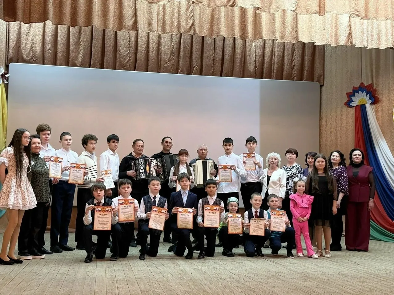 Яшь гармунчылар өздерде генә!