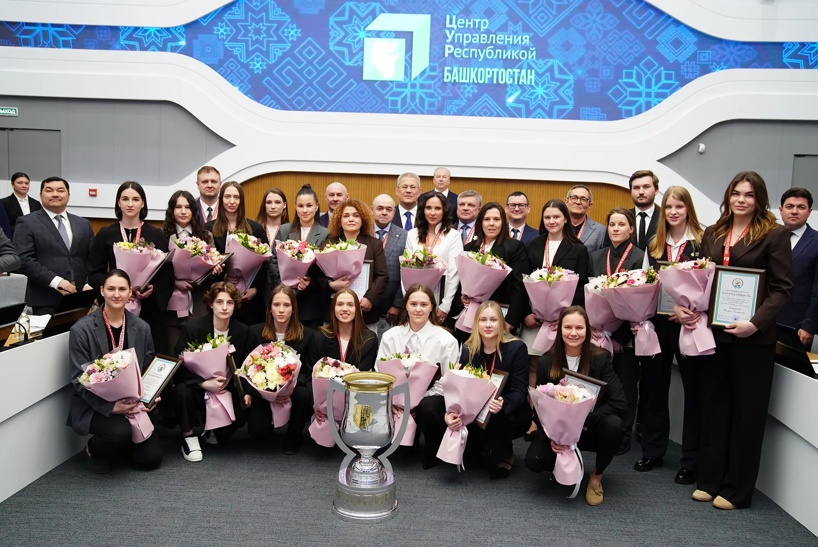 Радий Хабиров поздравил команду «Агидель» с победой в Кубке Женской хоккейной