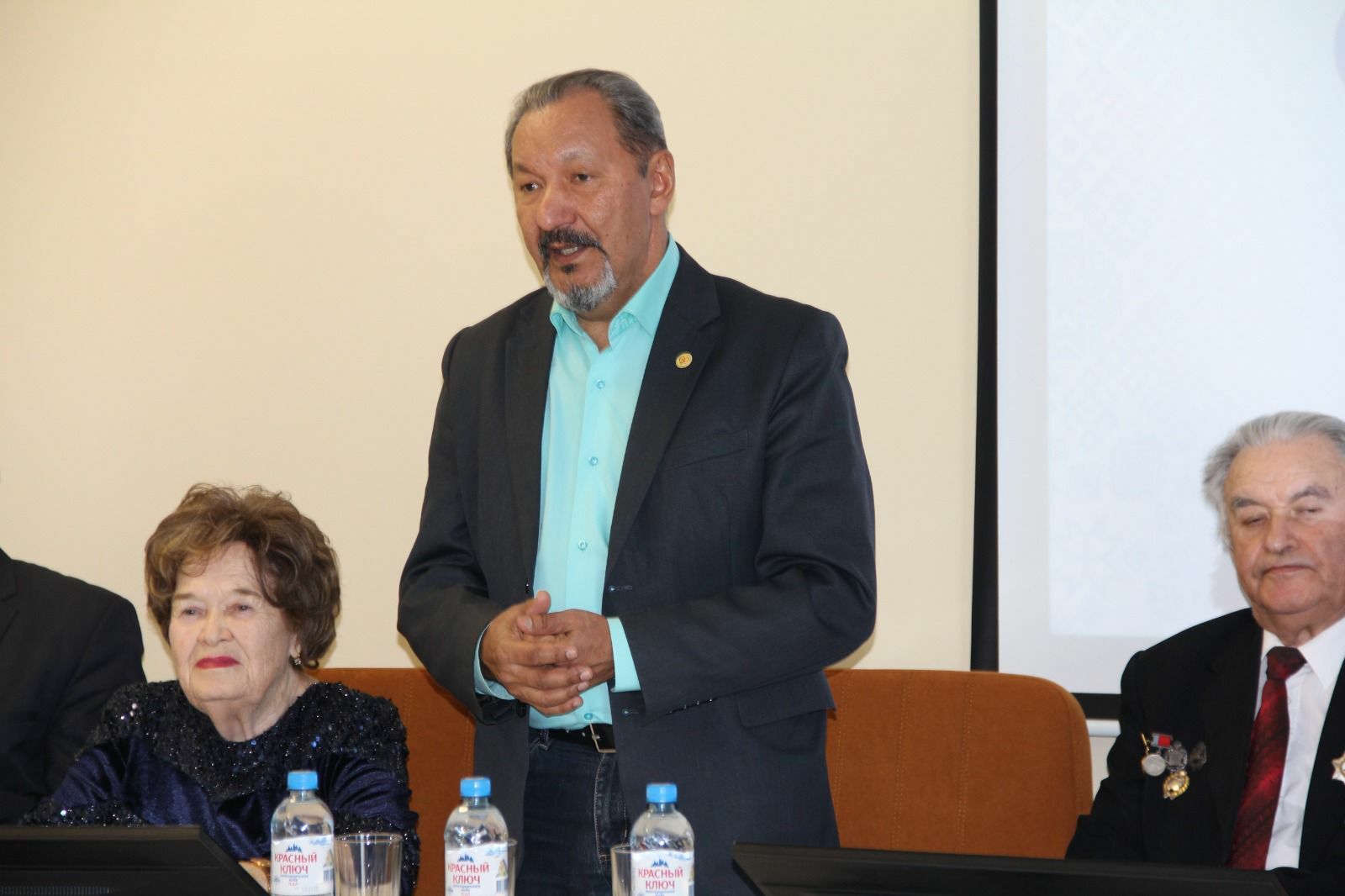 Бәйрәм уңаеннан җылы очрашу