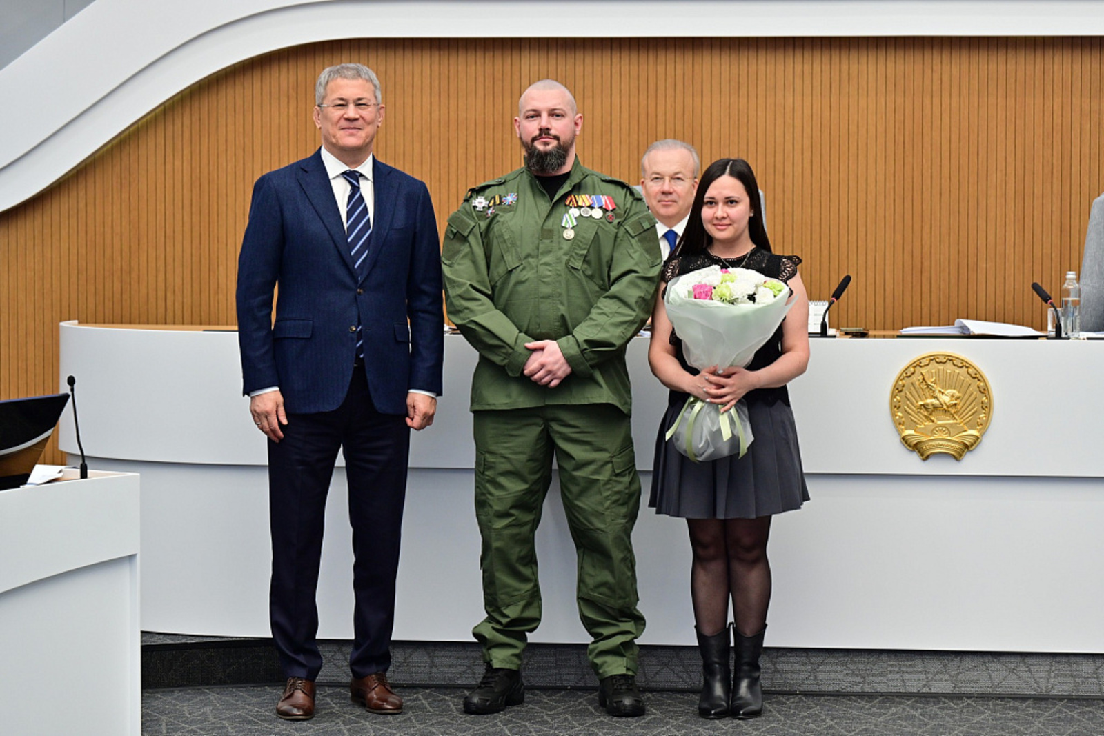 Радий Хабиров вручил медаль генерала Шаймуратова участнику СВО Максиму