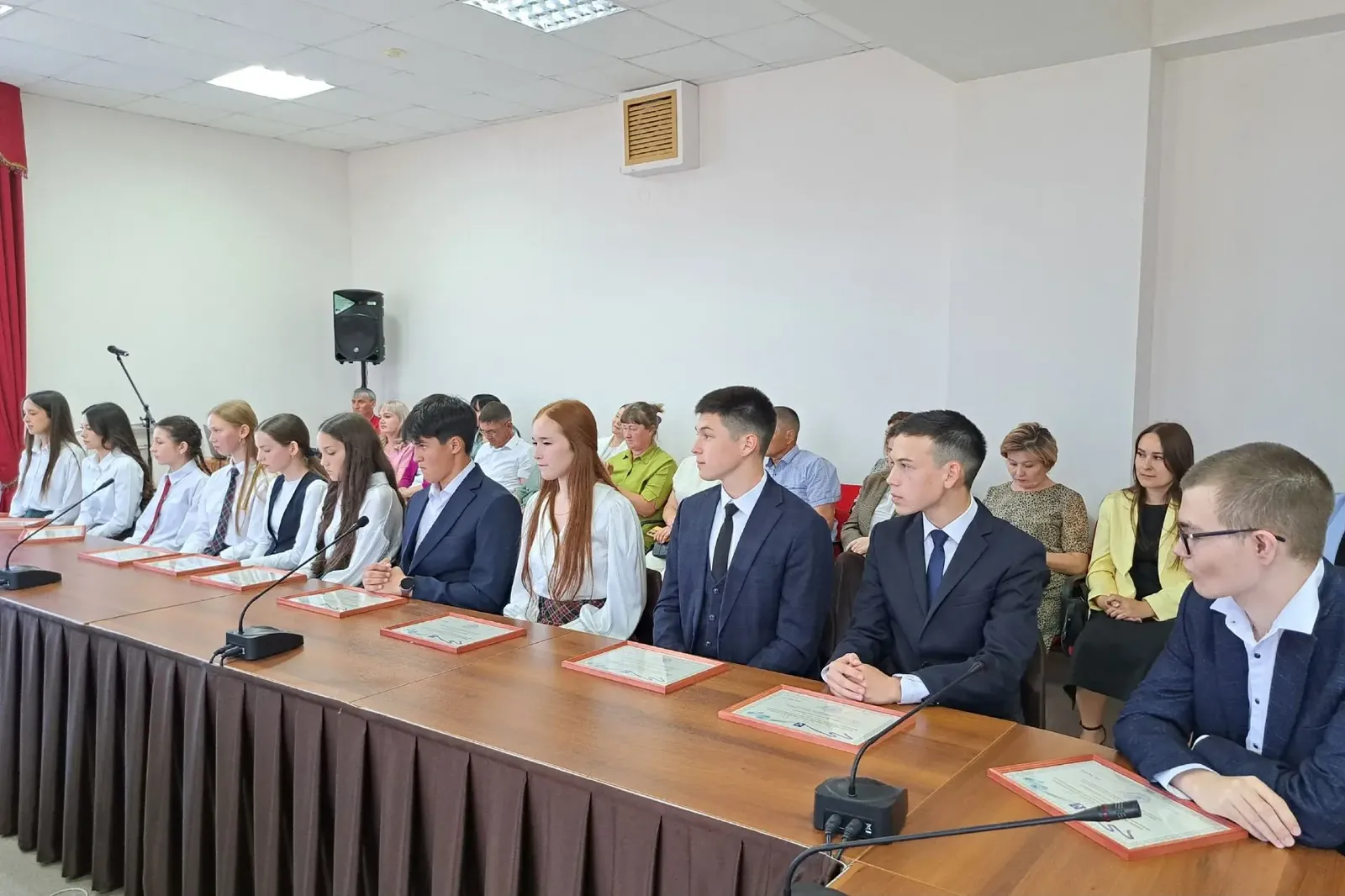 ОЛИМПИАДАДА ҖИҢҮЧЕ УКУЧЫЛАРГА ПРЕМИЯЛӘР ТАПШЫРЫЛДЫ