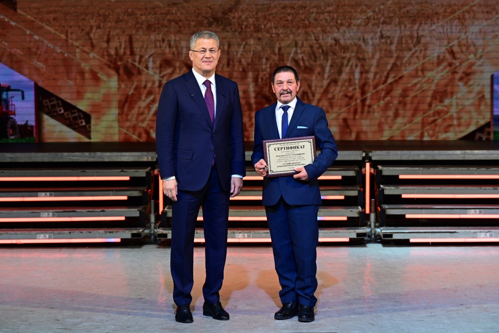 Хезмәтләренә күрә – олы  хөрмәт