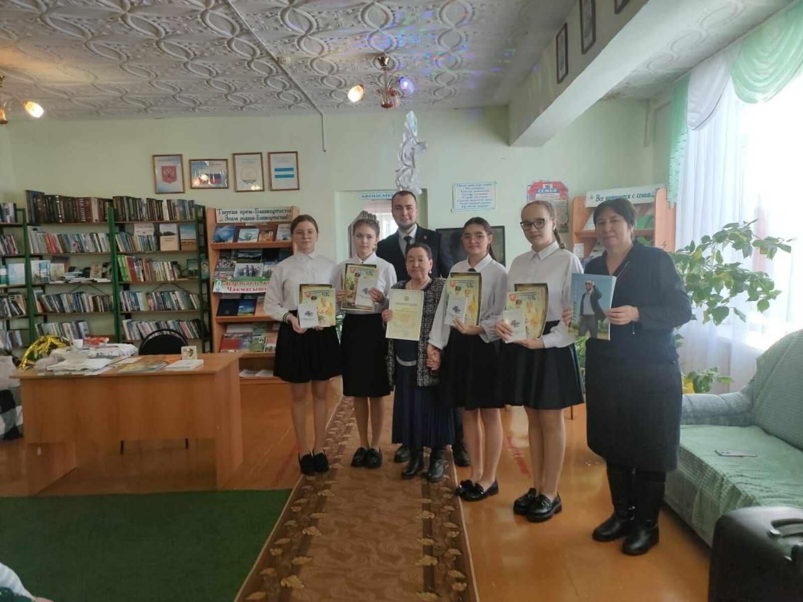 Куңел энҗеләрен юмарт чәчеп